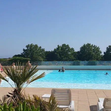 Les Pins Bleus Apartment *