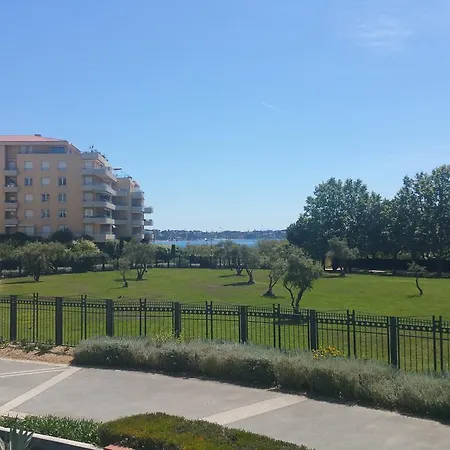 Les Pins Bleus Lägenhet *