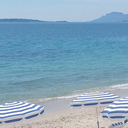 Les Pins Bleus Apartment *