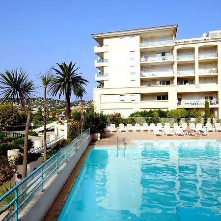 Les Pins Bleus Apartment *