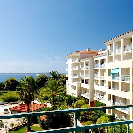 Les Pins Bleus Apartment *